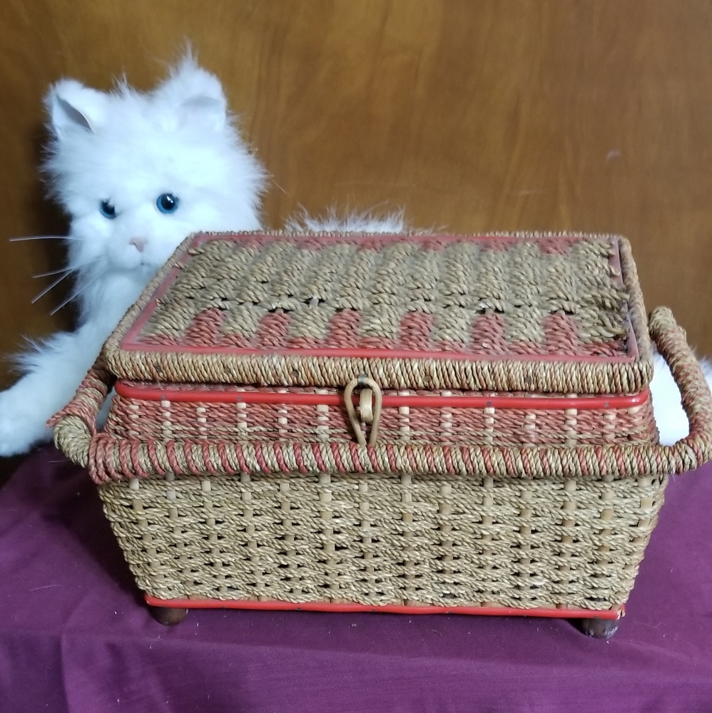 VINTAGE sewing basket